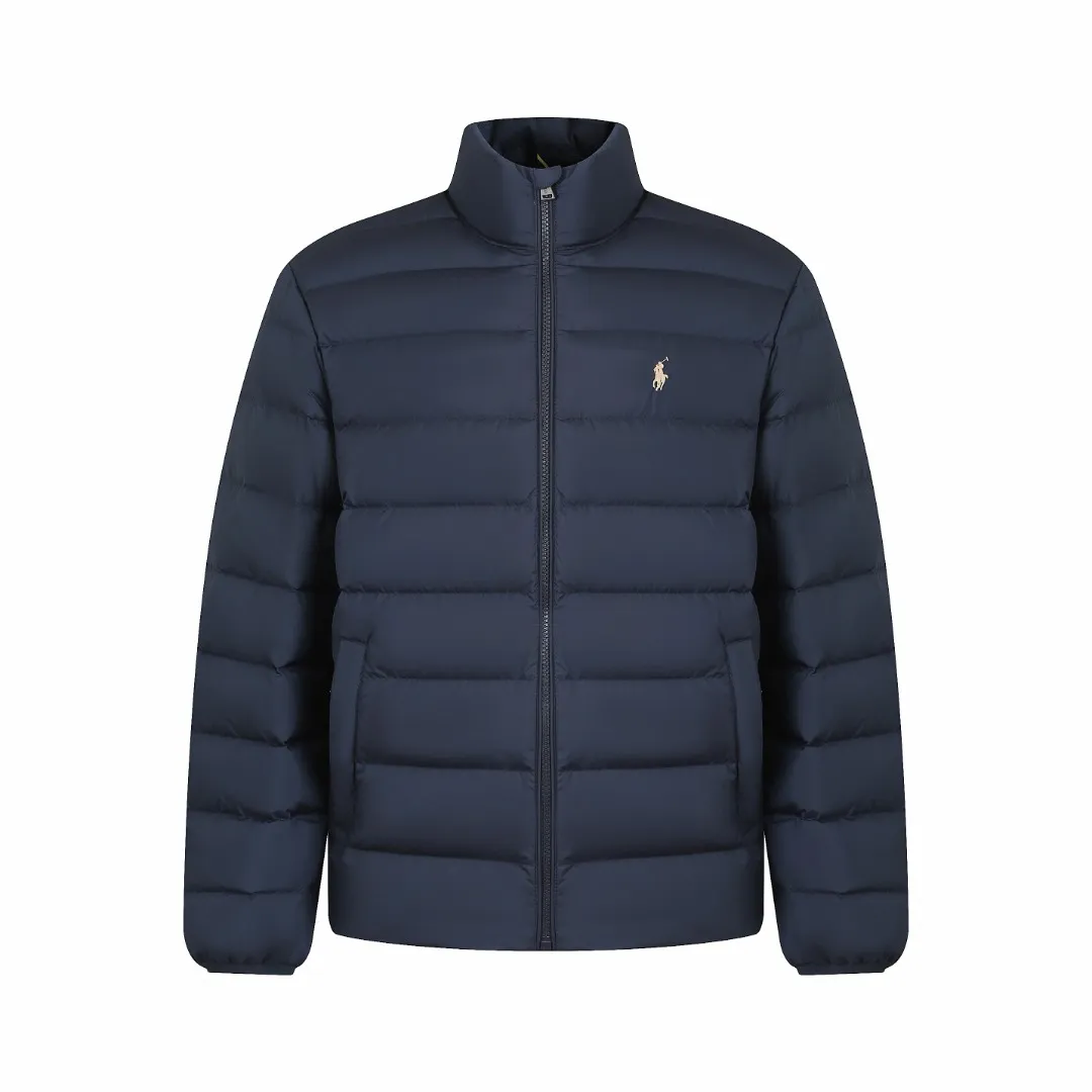 P890 Ralph Lauren Lightweight Down Jacket] Nylon fabric has good windproof and waterproof properties, which can effectively block the intrusion of wind and rain from the outside and keep the inside dry, suitable for wearing in humid or rainy environments.  The red label on the chest is made with an imported MECLO embroidery machine. The original pattern is scanned first, and then high-quality silk thread is used to make a pattern. The density effect is adjusted by continuous pattern making.  Exquisite details: the zipper design is simple and elegant, easy to operate; the closing design of the cuffs and hem effectively prevents the intrusion of cold wind, improving the warmth and comfort of wearing.  High-quality filling: 90 white duck down is selected, with a weight of 260g, ensuring excellent thermal insulation performance. After strict screening and processing, the velvet is not easy to drill, ensuring durability. The hangtags, wash marks, air holes, and four-button buttons are all customized from the original one-to-one mold.    Size: S M L